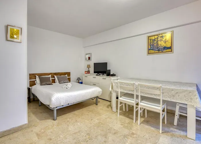 Studio Close To All Hyper Central Amenities