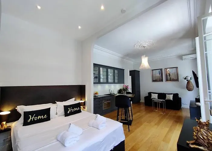City Center, Chic Studio For 2-4, Balcony, Ac