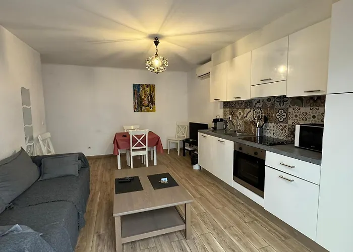 Cosy Poullan, 2-Bedroom Apartment, 200 M From The Beach
