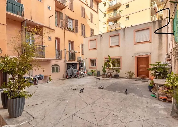 Lovely Townhouse In A Lively Area Close To The Old Nice
