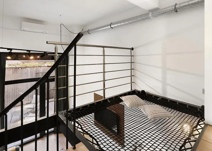 Loft Industriel Avec Terrasse Et Filet Suspendu A Nice Cimiez