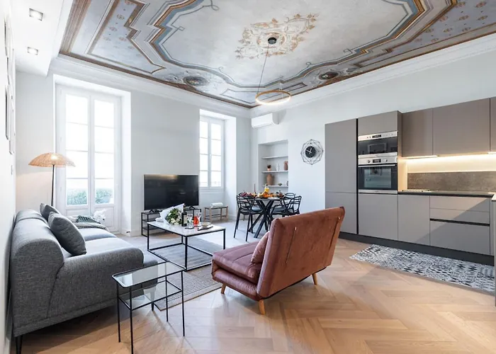 Philibert - Traditional Apart With Historical Fresco