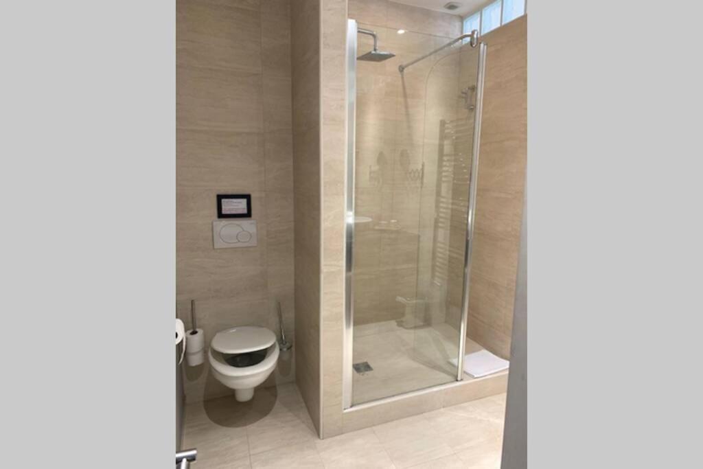 Apartment 18 Garibaldi *