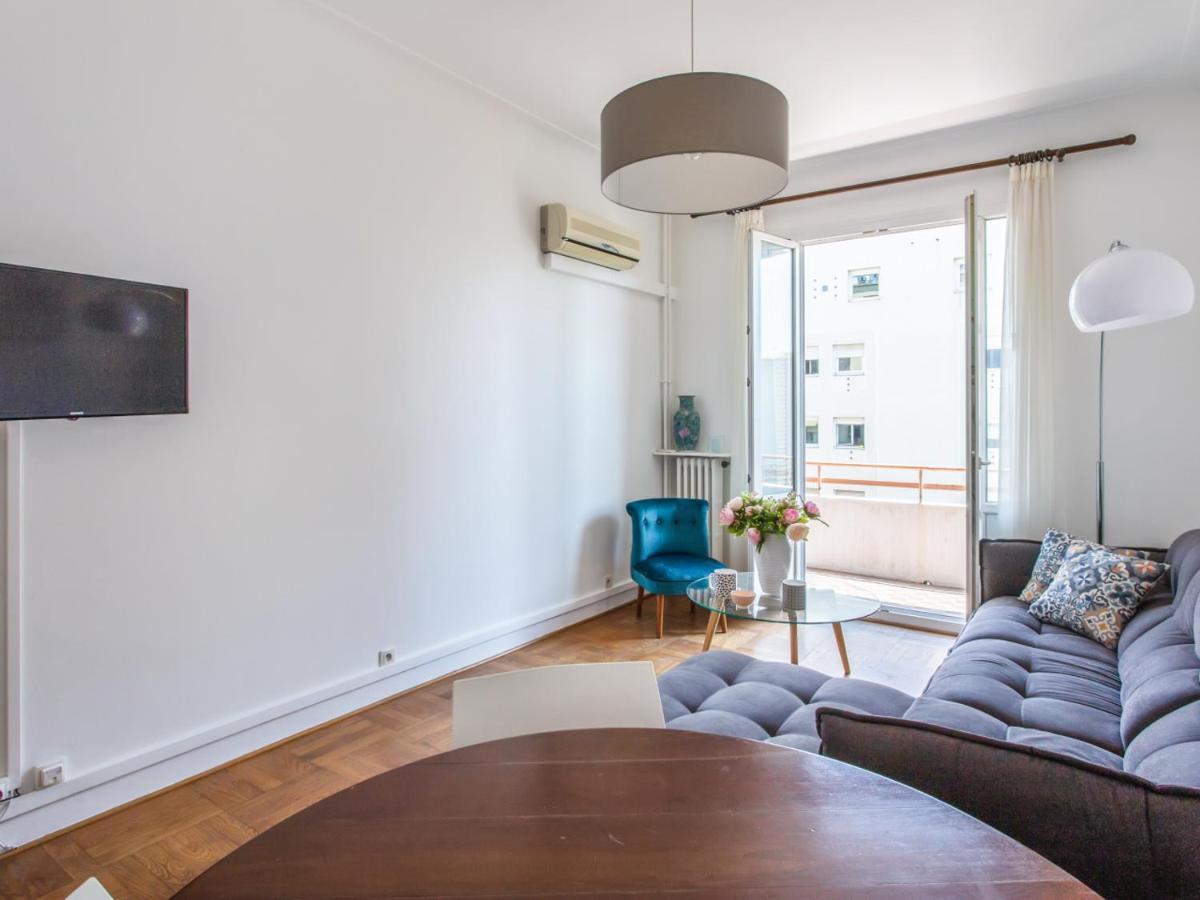 Promenade: Spacious Air-conditioned Near