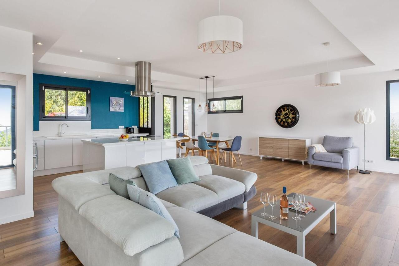 Splendid With Pool And Seaview 20 Min Away From Center - Welkeys