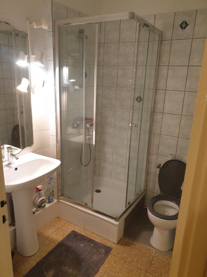 Seaside Tram Haven: Budget-friendly With Kitchen And Views