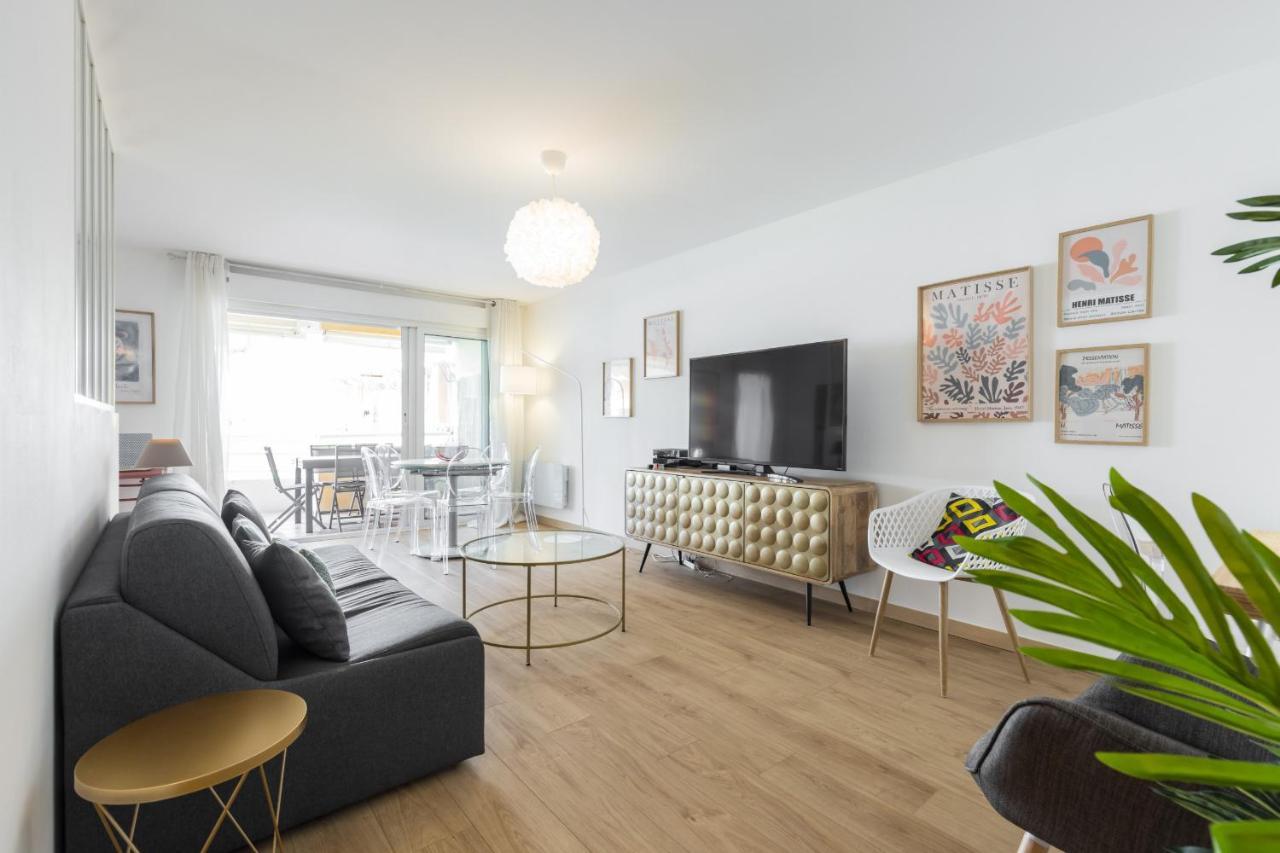 Large 2 Bdr At Port * Nice