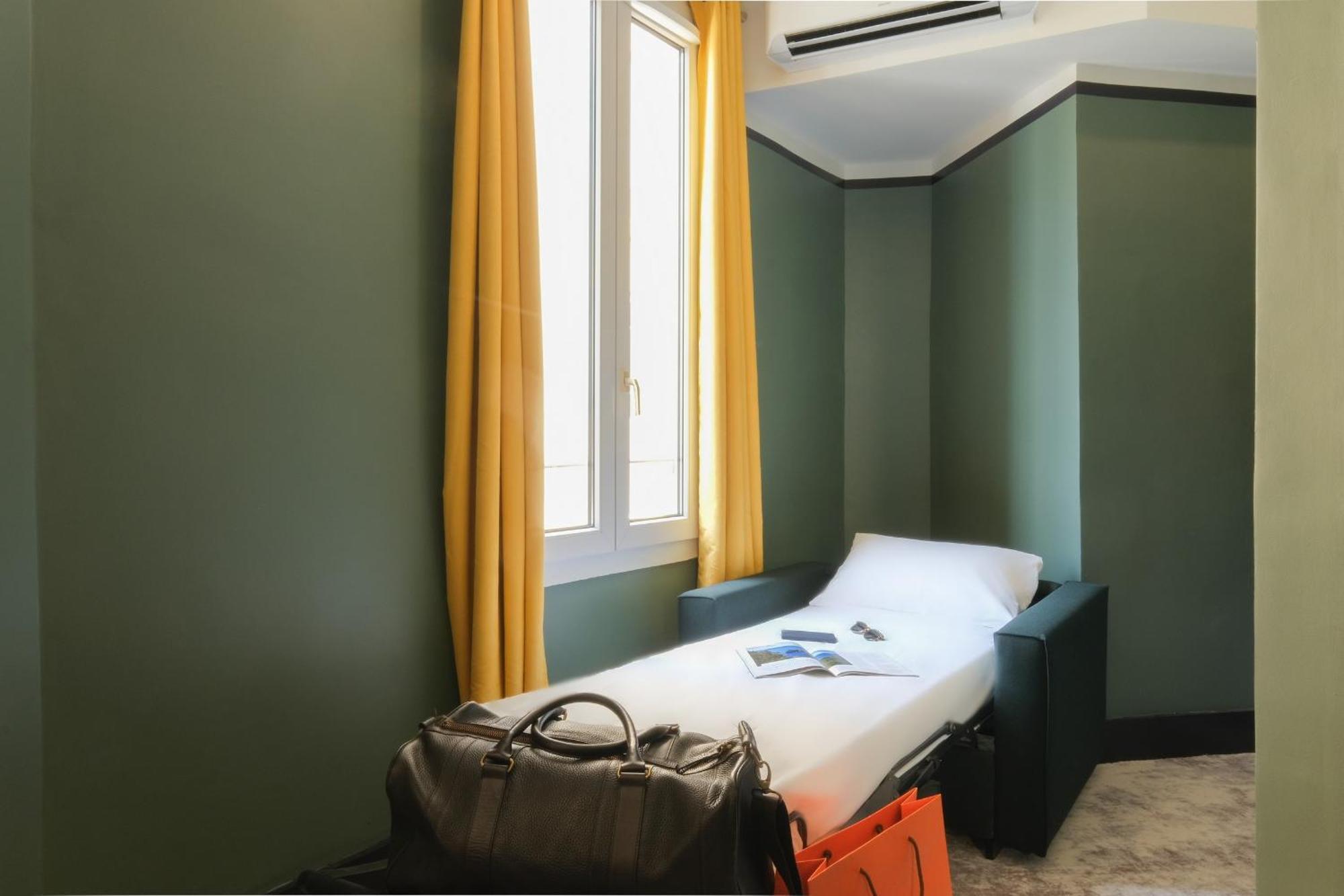 Hotel De France, Un Ammi