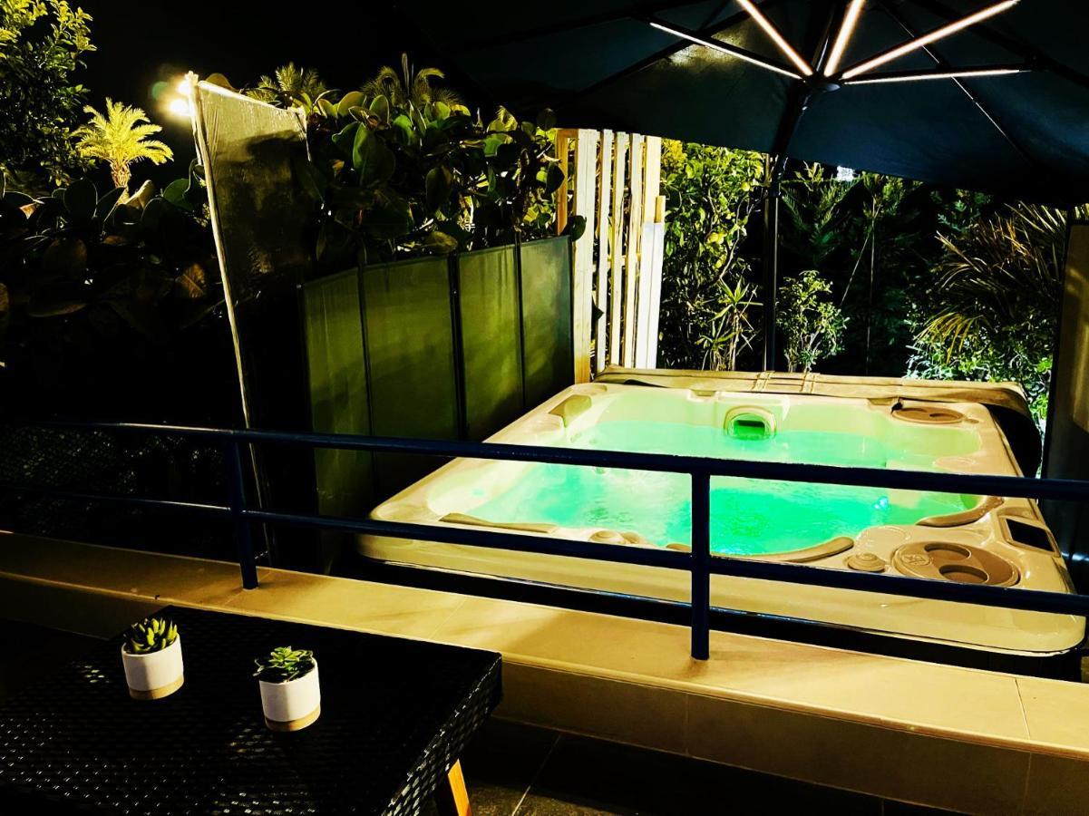 Luxury Garden Jacuzzi Promenade