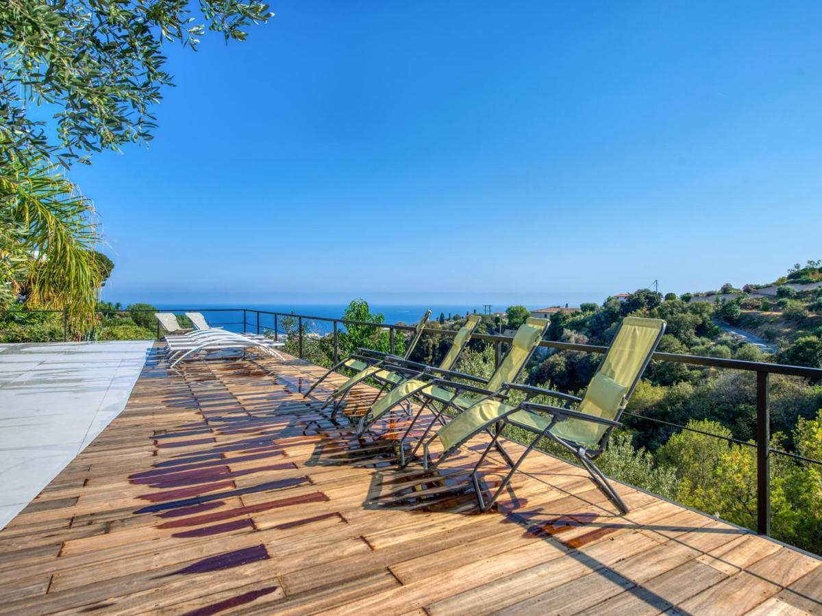 Wonderful And Quiet With Large Garden And Pool In - Welkeys Villa
