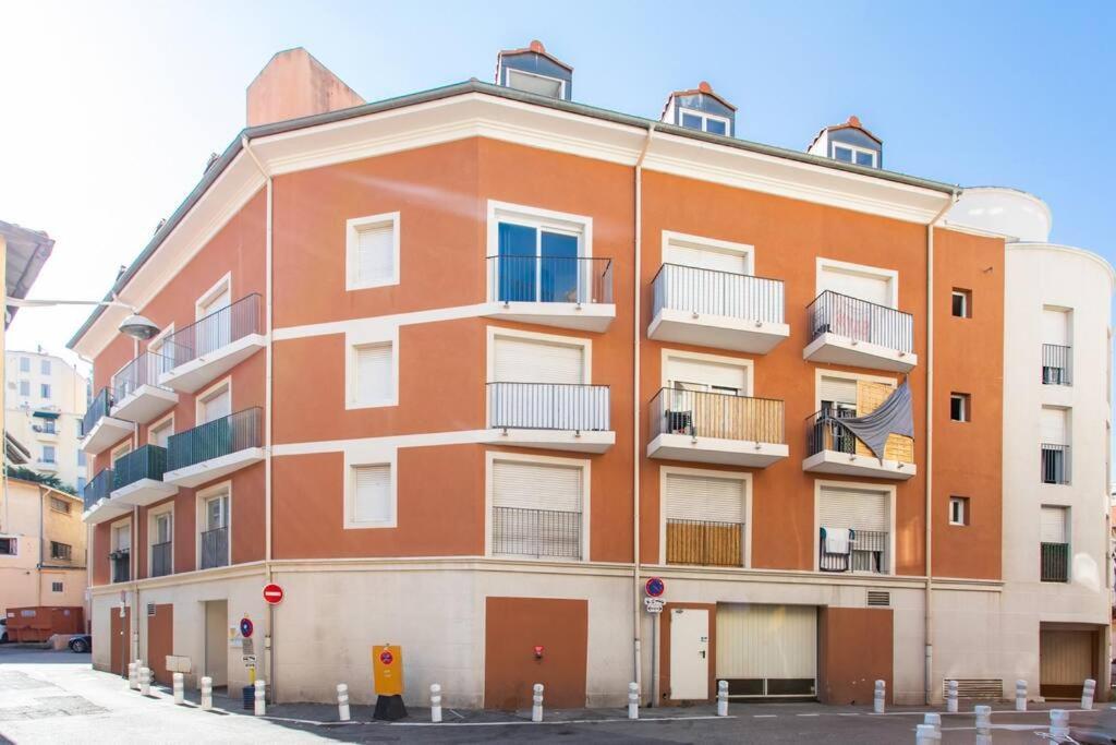 L44 1bdr Flat 10mins Walk To Port/balcon, Parking, Ac Nice