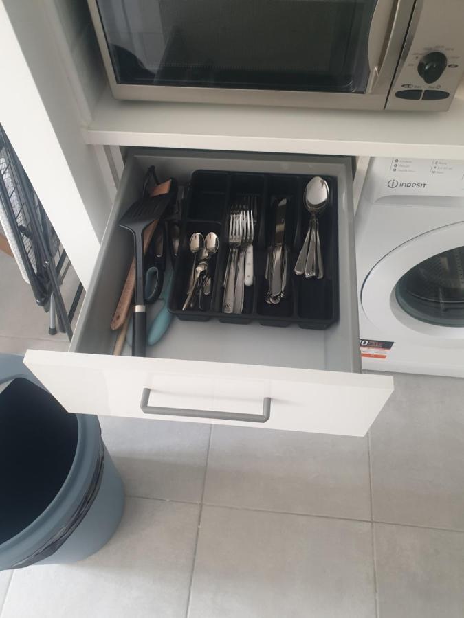 Appartement Renove 2023 Proche Aeroport 5min, Gare Sncf 2 Min, Tramway Au Pied De L'immeuble , Parking Possible, Renovated 2023 Near The Airport 5 Min, Train Station 2 Min, Tram Next To The Building 1 Min, Parking Possible Nice