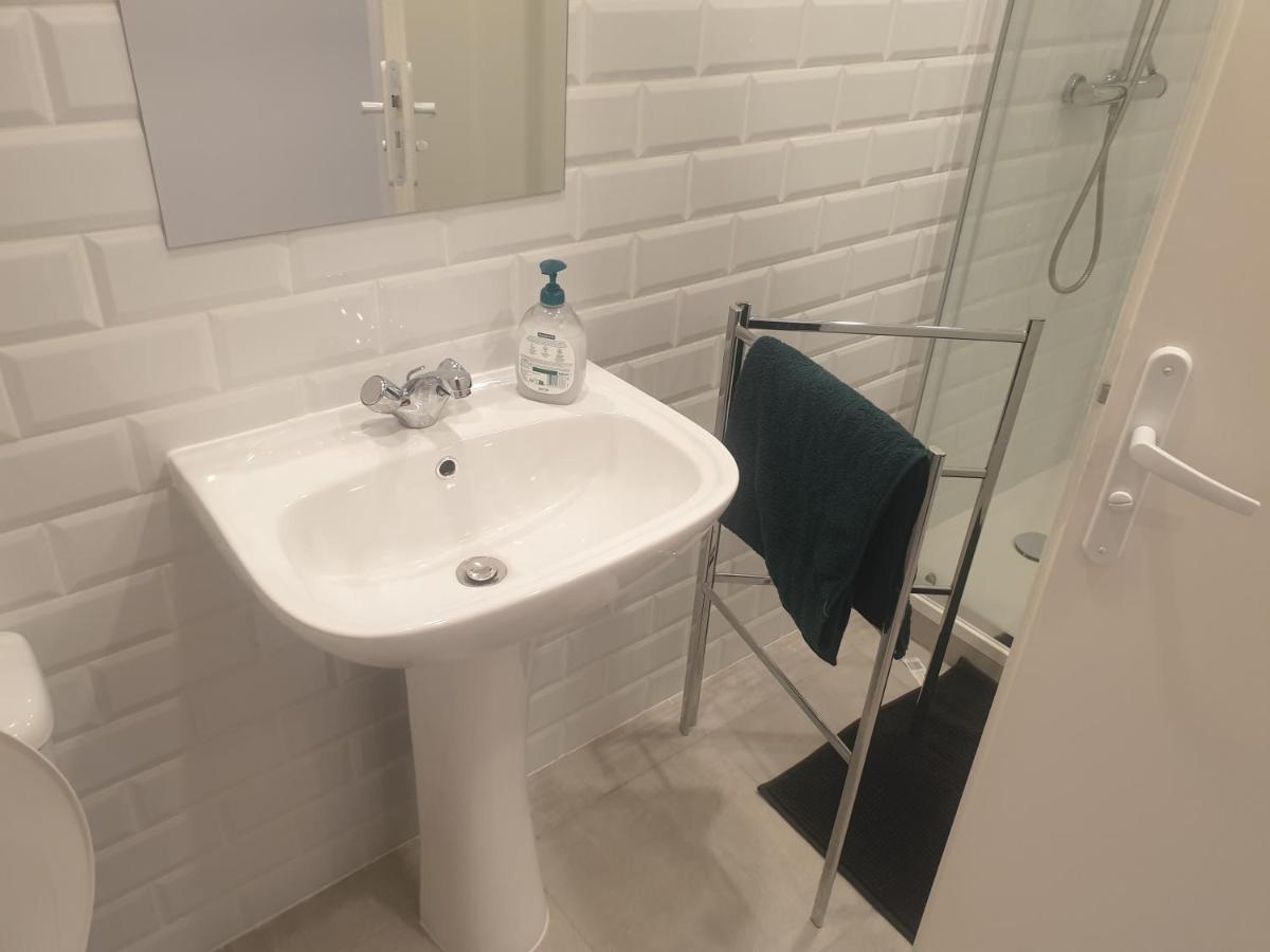 Appartement Renove 2023 Proche Aeroport 5min, Gare Sncf 2 Min, Tramway Au Pied De L'immeuble , Parking Possible, Renovated 2023 Near The Airport 5 Min, Train Station 2 Min, Tram Next To The Building 1 Min, Parking Possible Nice