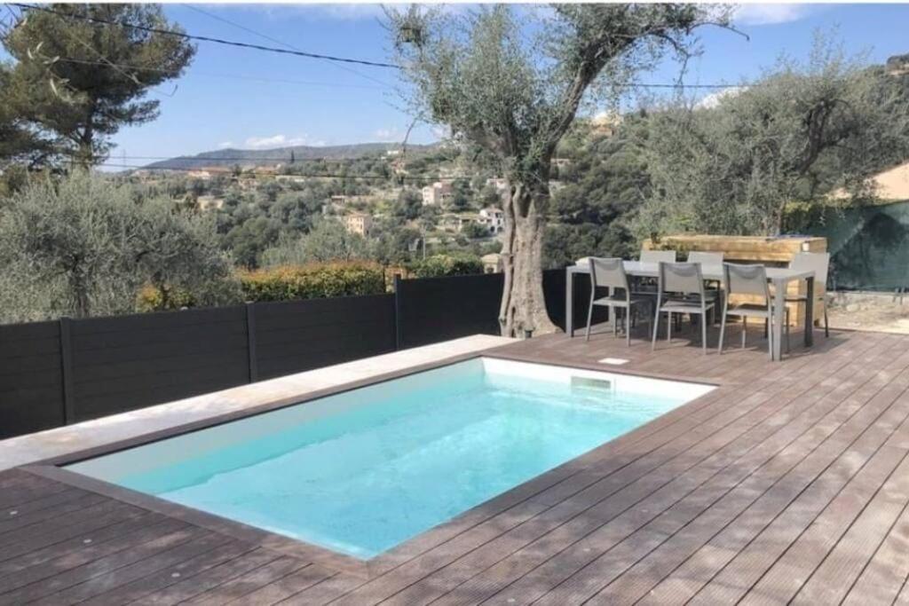 Nice, Magnifique Vue Avec Piscine