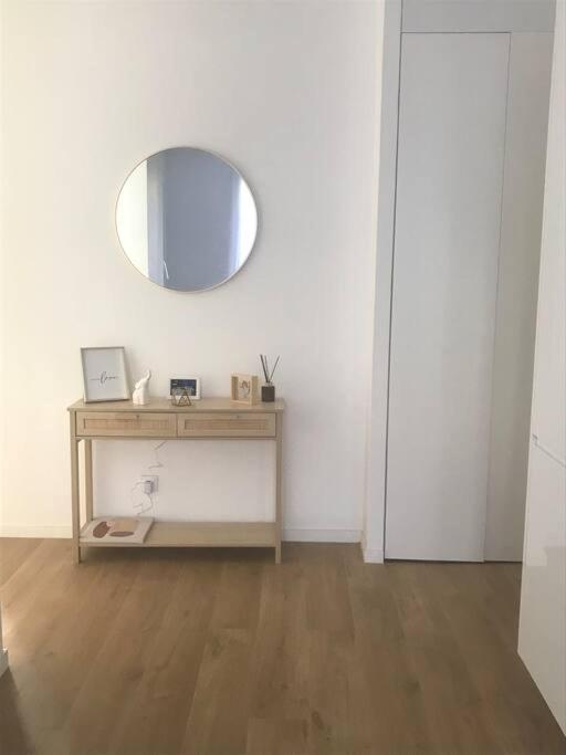 3 Bed Modern Flat Close To The Apartment