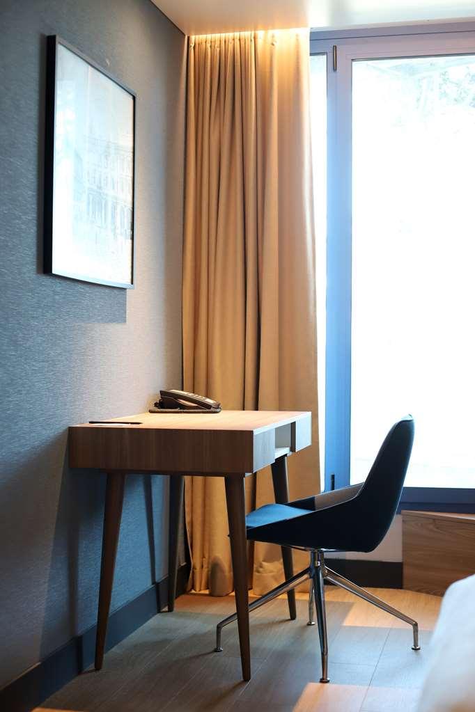 Radisson Airport Hotel *