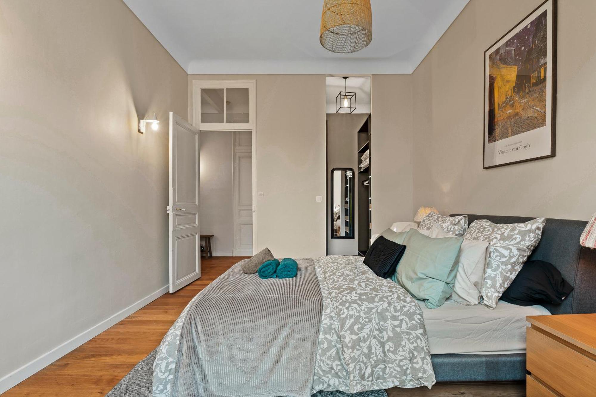 Renting - Dabray - Chic & Spacious In The Heart Of - Prime Location Near Attractions Apartment Nice