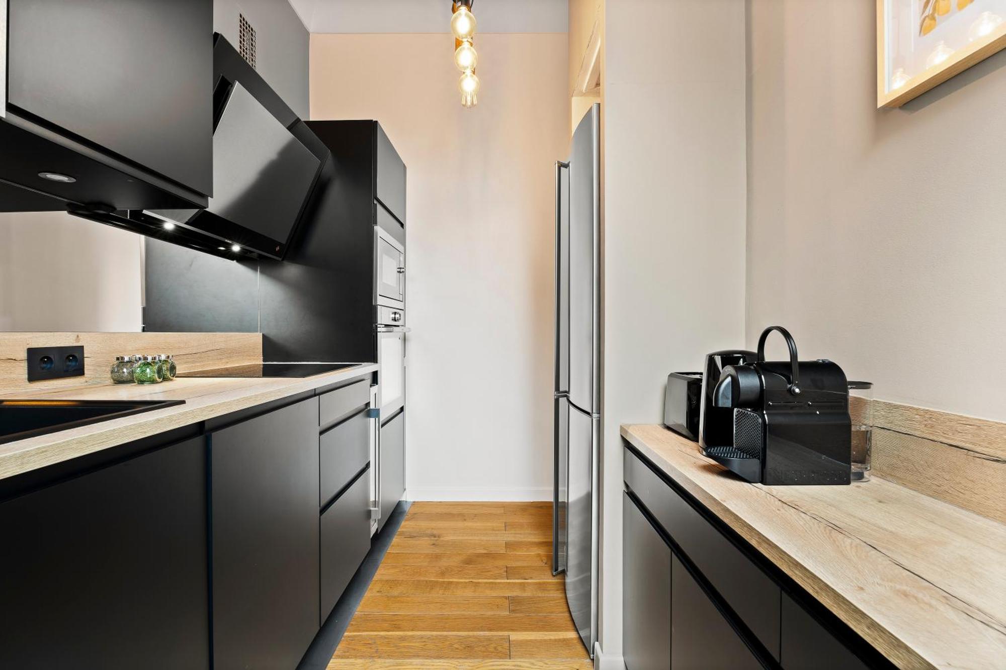 Renting - Dabray - Chic & Spacious In The Heart Of - Prime Location Near Attractions Apartment