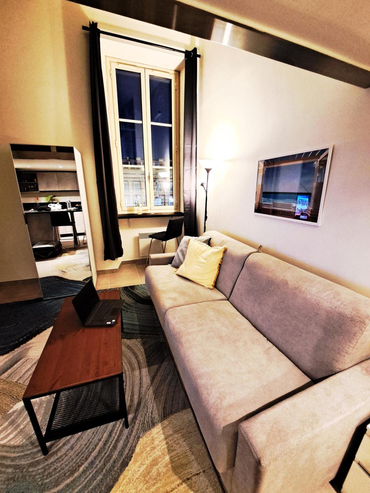 Massena Square View 2 Min To The & The Old Town Apartment