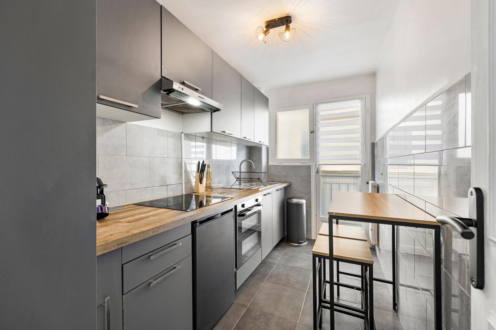 Renting - Philibert - Elegant Spacious Quiet Near The Port Free Parking Apartment Nice