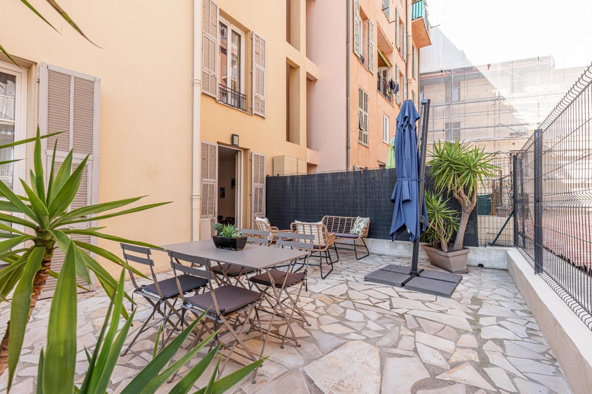 Large Terrace 1 Bdr Near Garibaldi Square Apartment