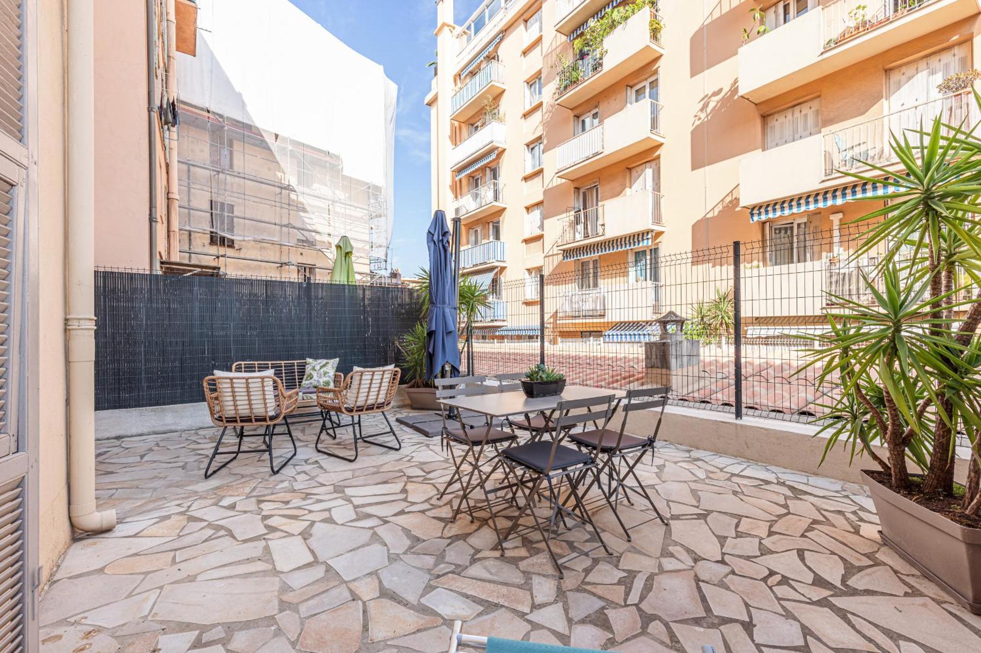 Large Terrace 1 Bdr Near Garibaldi Square Apartment