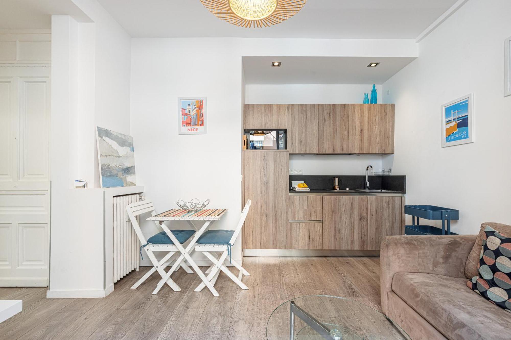 Large Terrace 1 Bdr Near Garibaldi Square *