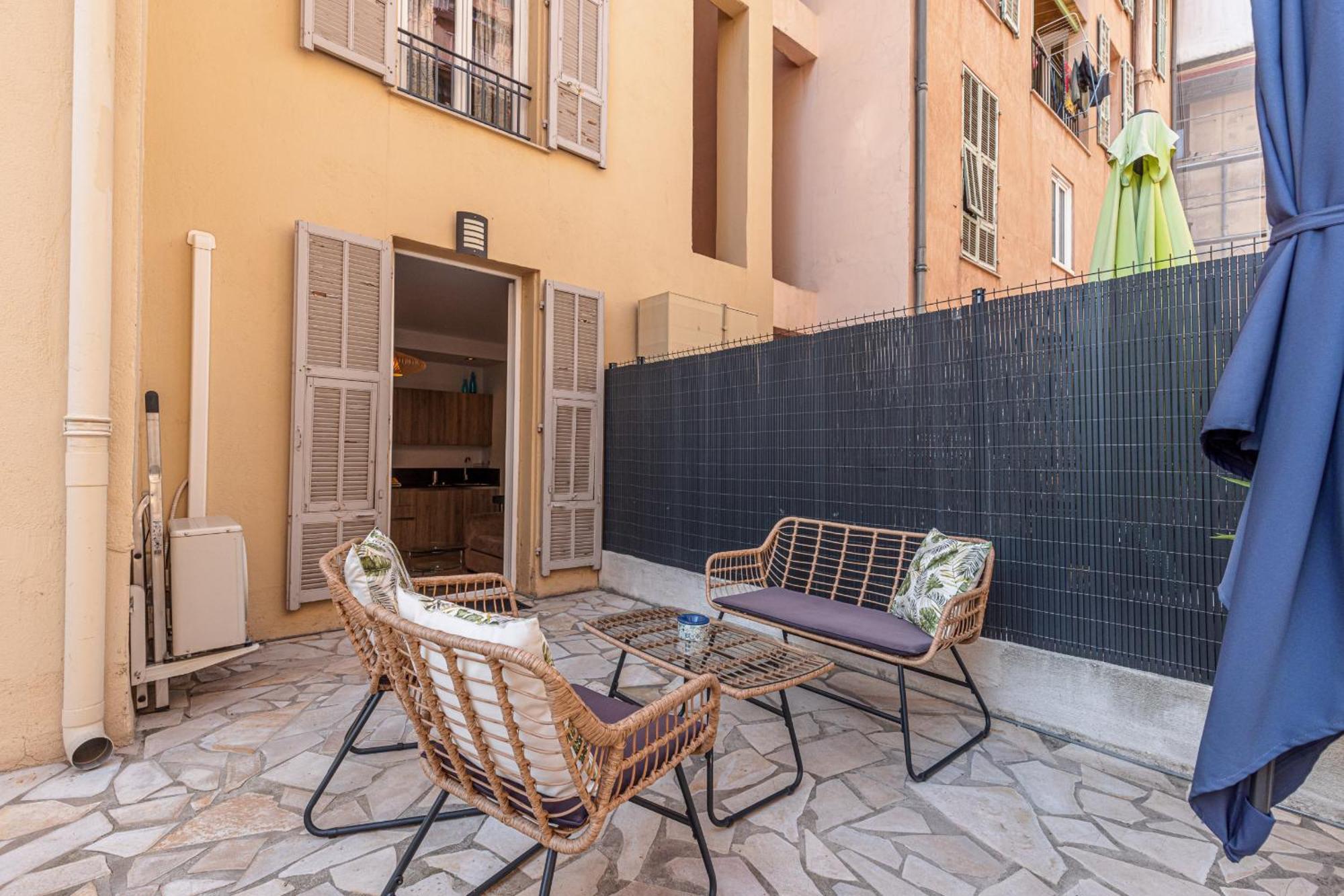 Large Terrace 1 Bdr Near Garibaldi Square