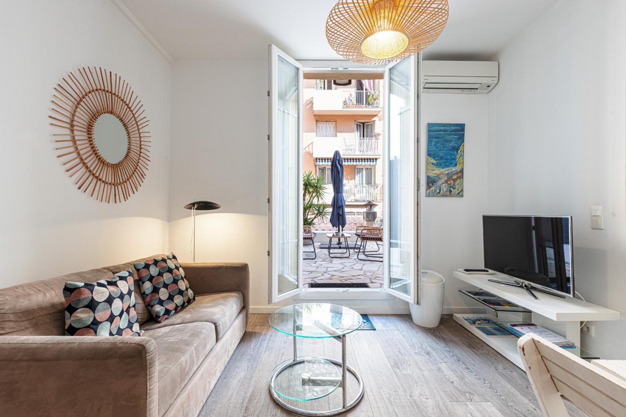 Large Terrace 1 Bdr Near Garibaldi Square Apartment *