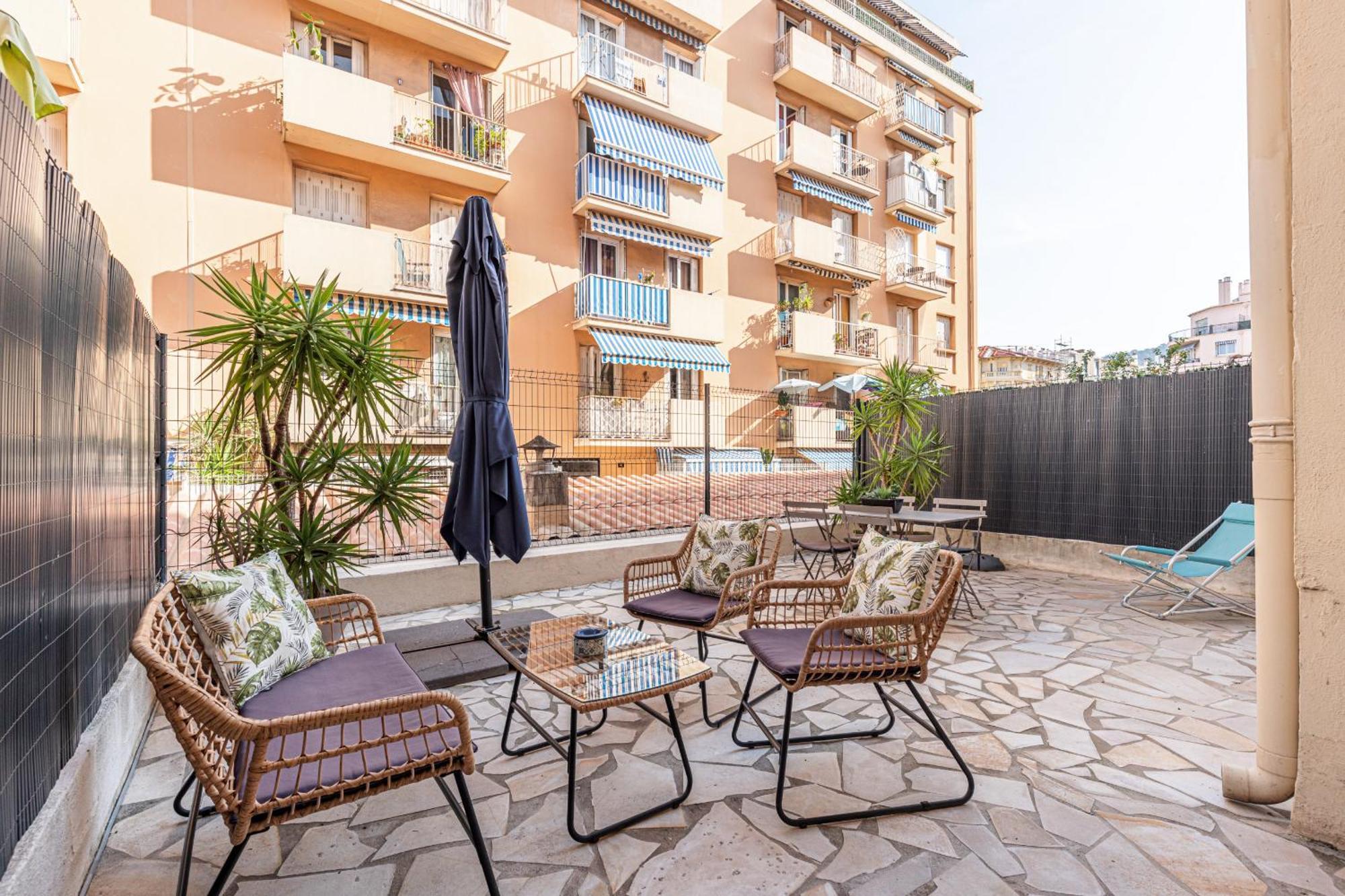 Large Terrace 1 Bdr Near Garibaldi Square Apartment