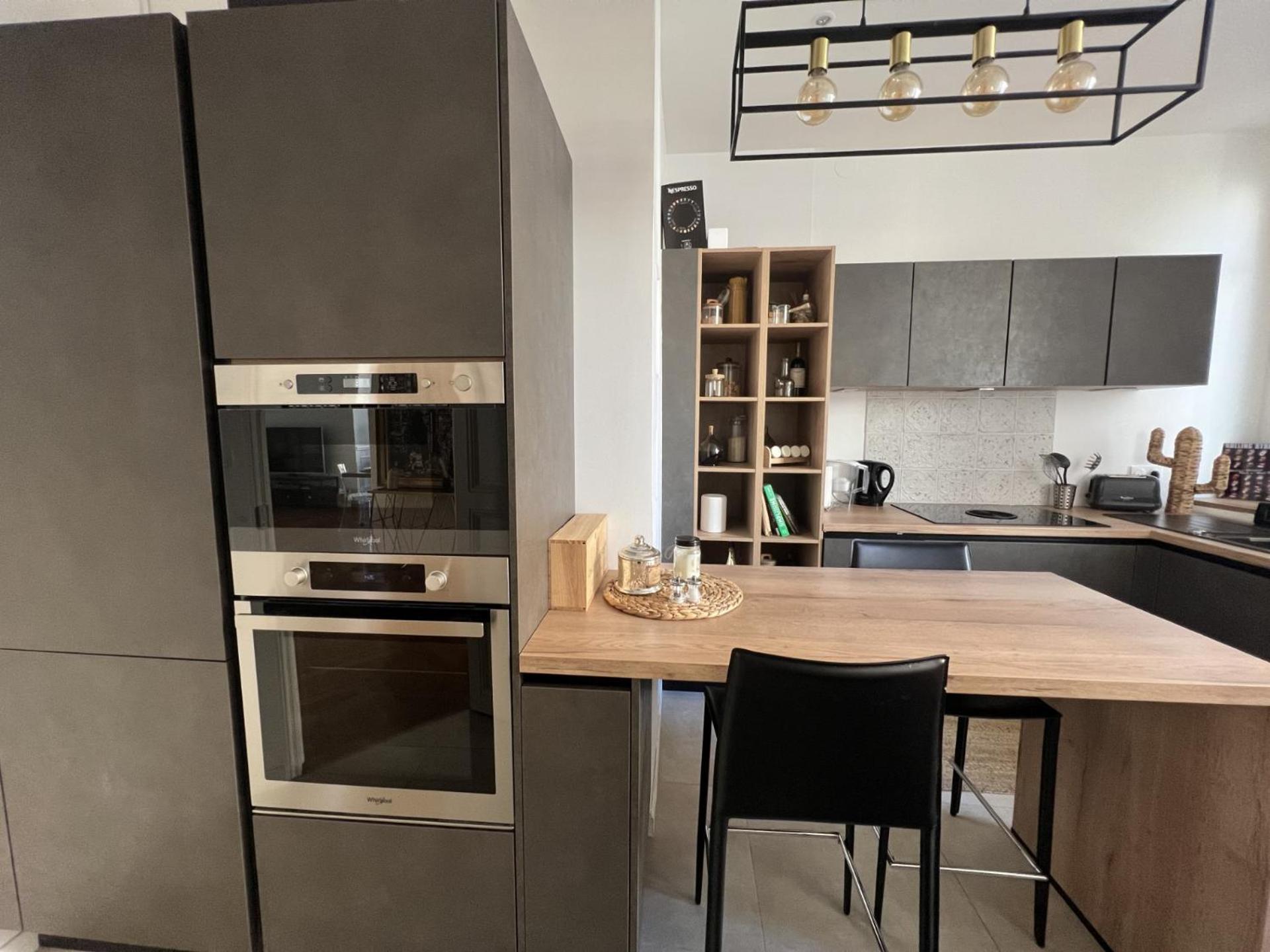 Luxe Center: 3-bedroom With Parking Near