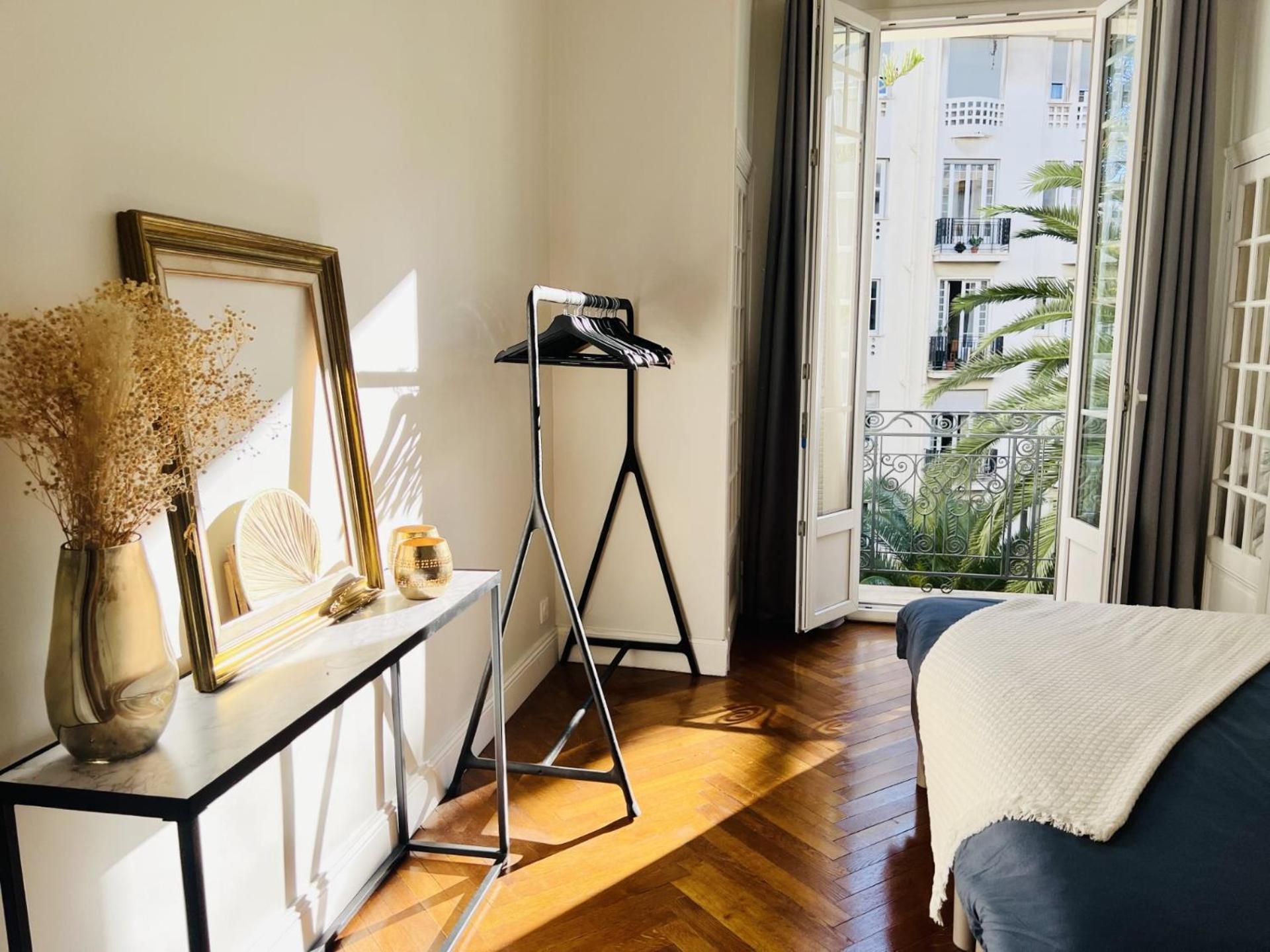 Luxe Center: 3-bedroom With Parking Near Apartment