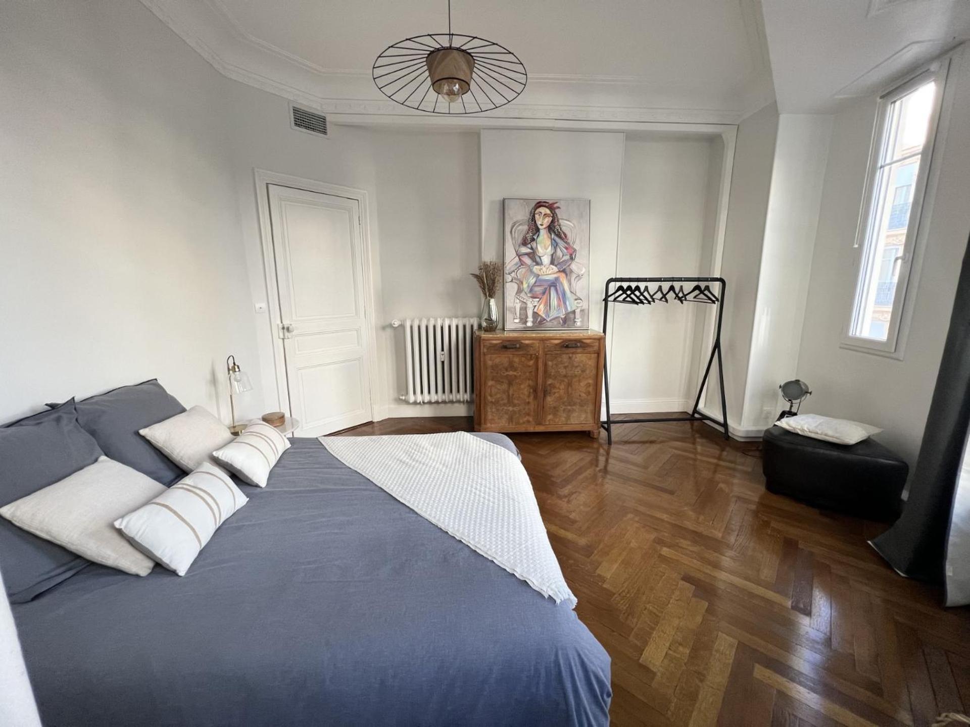 Luxe Center: 3-bedroom With Parking Near