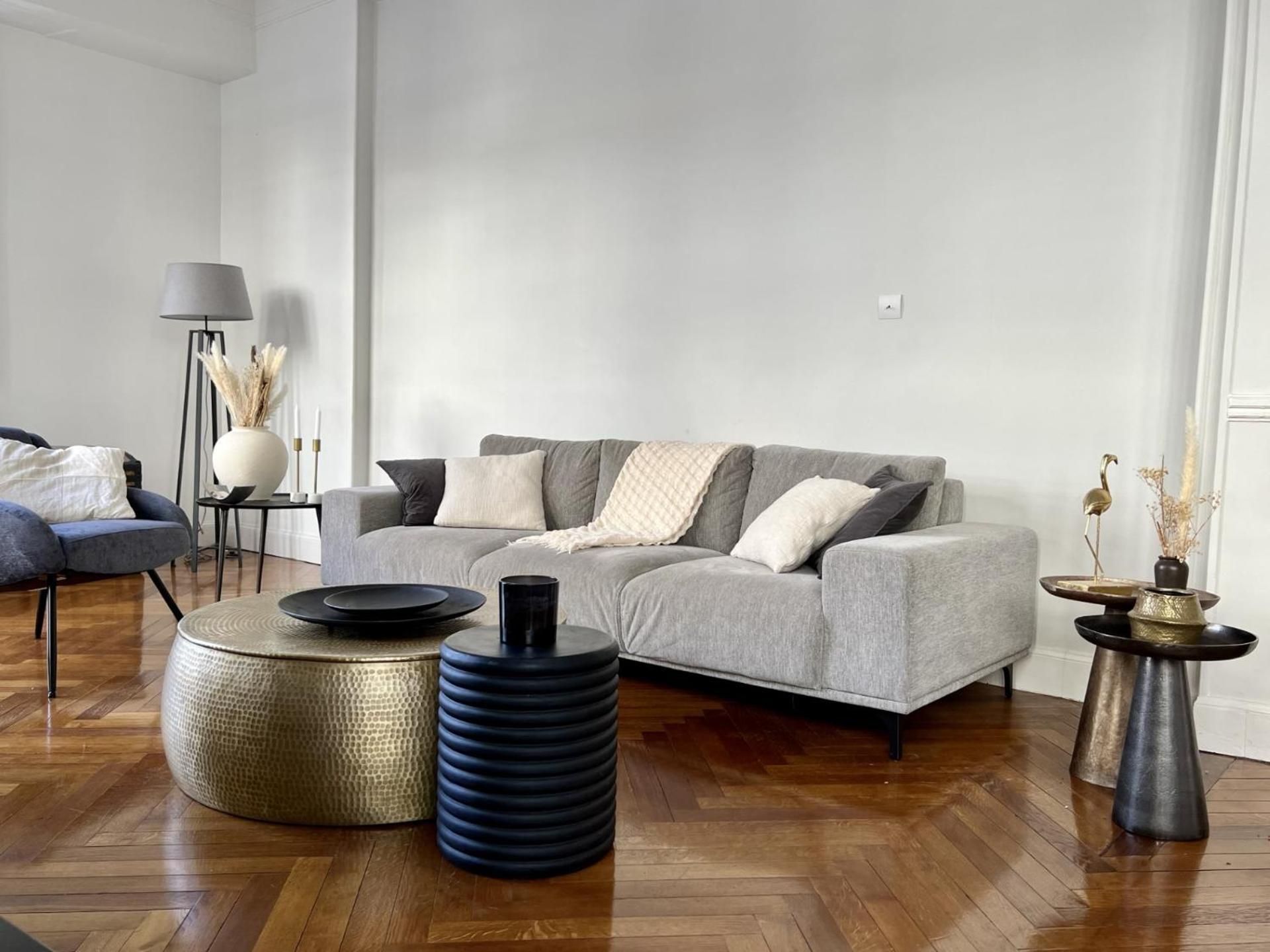 Luxe Center: 3-bedroom With Parking Near Apartment