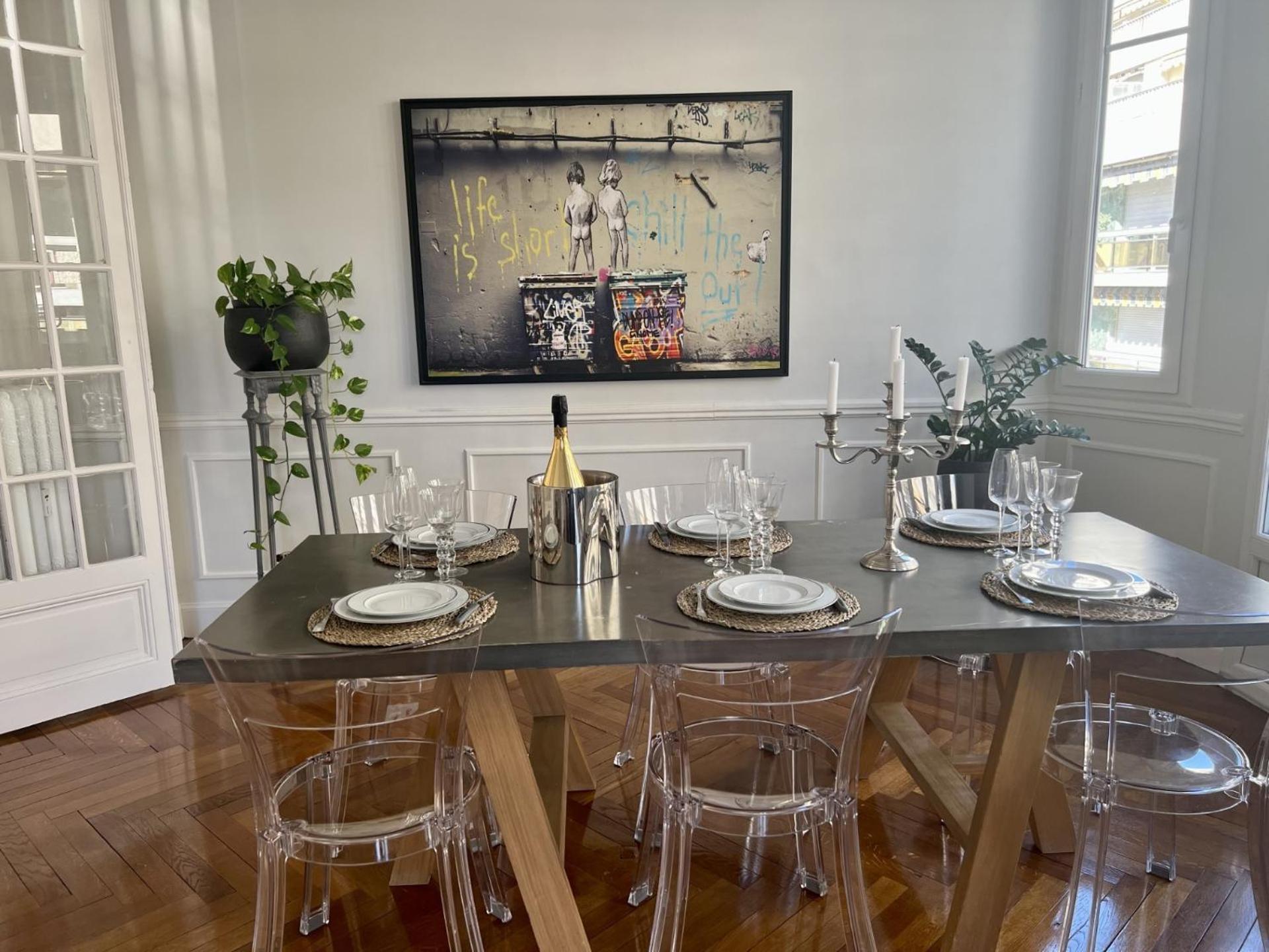 Luxe Center: 3-bedroom With Parking Near Apartment *