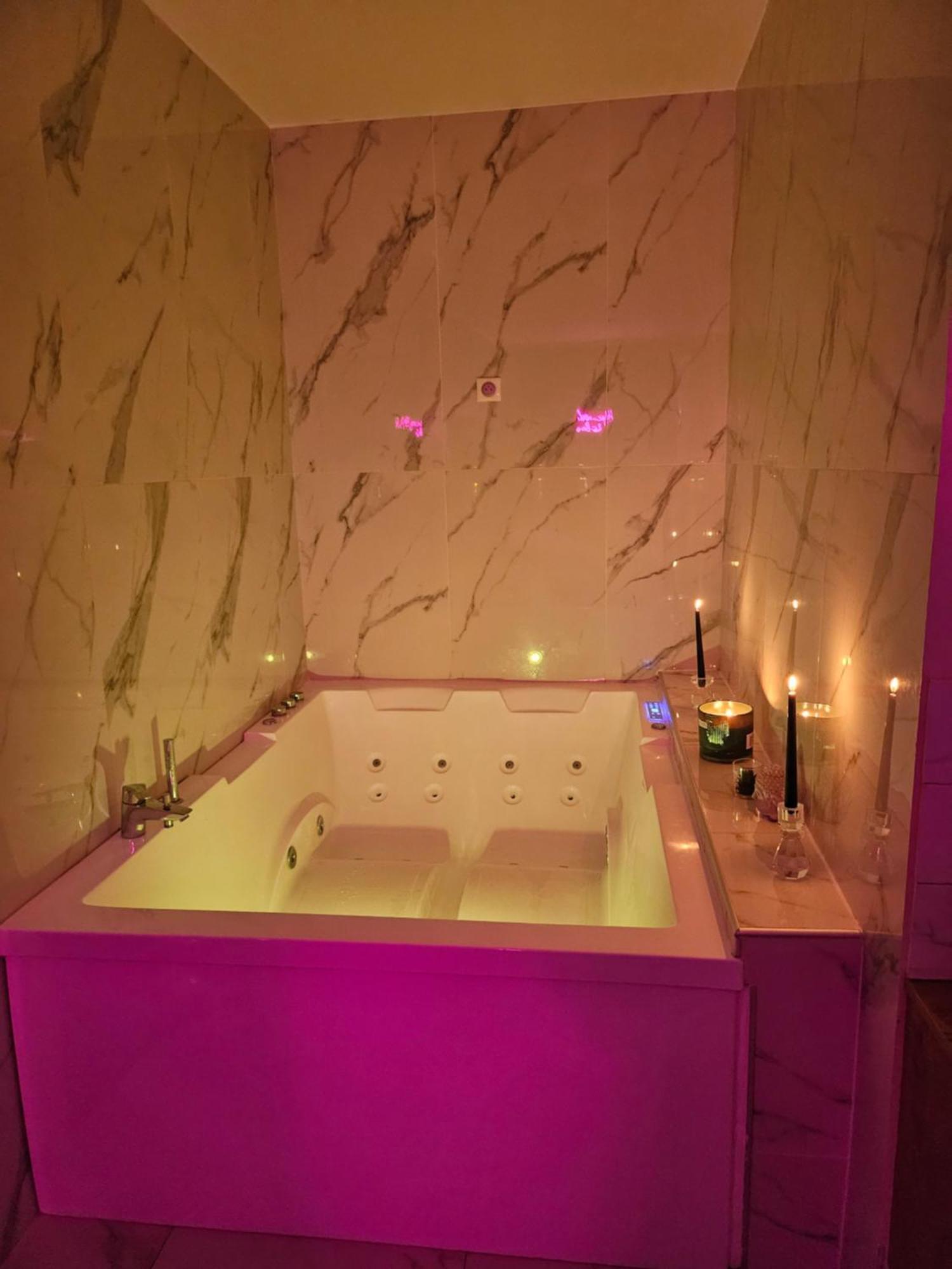 Loveroom Jacuzzi Passion * Nice