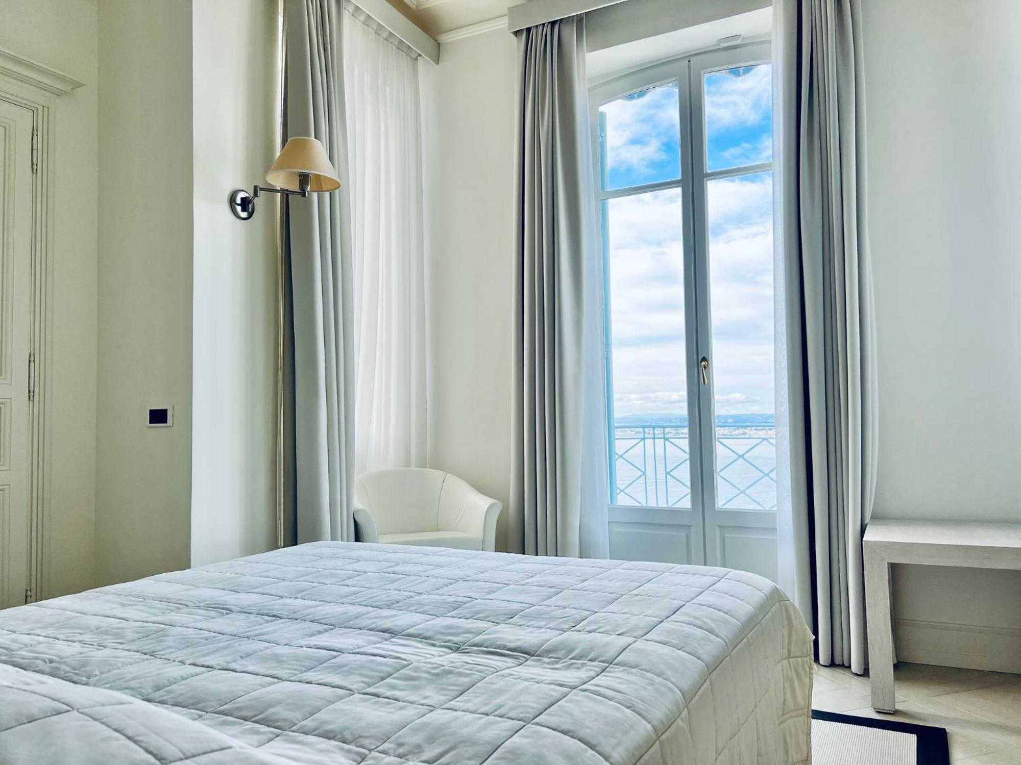Luxury At Mont Boron, Swimming Pool Overviewing The Bay