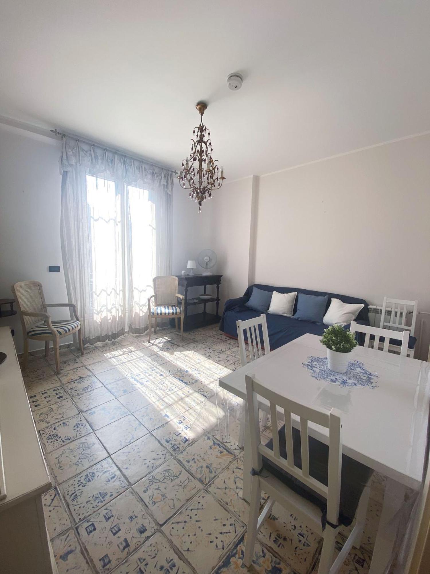 Apartment Beautiful Renovated ,next To The ! Air-c, Free Parking! Nice
