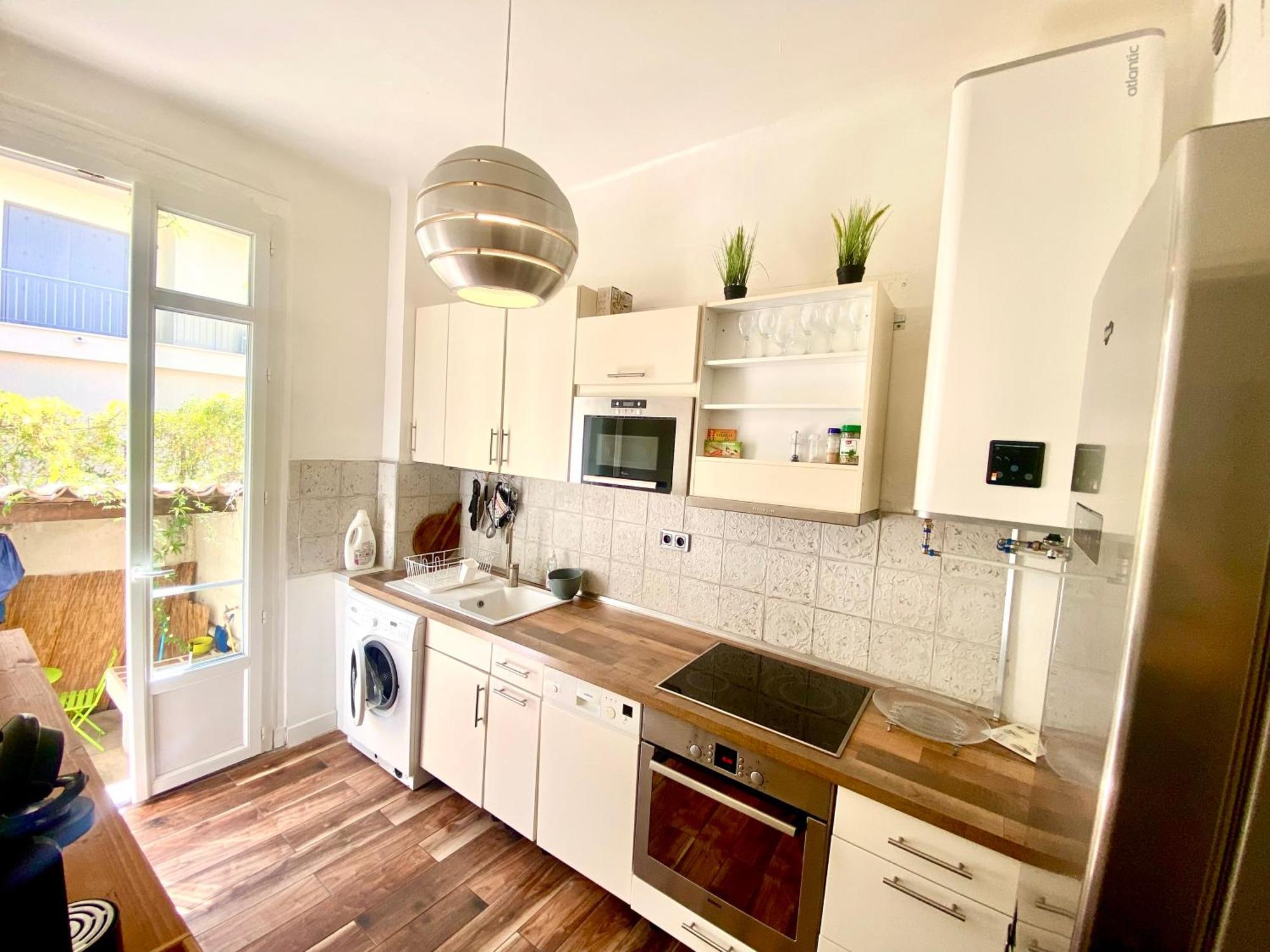 Grand T2 En Rez De Chaussee Avec Grande Terrasse Proche Du Centre Tramway A 2 Mn *