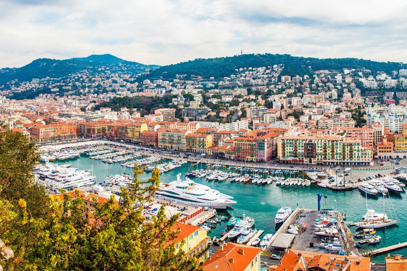 Promenade: Spacious Air-conditioned Near Nice