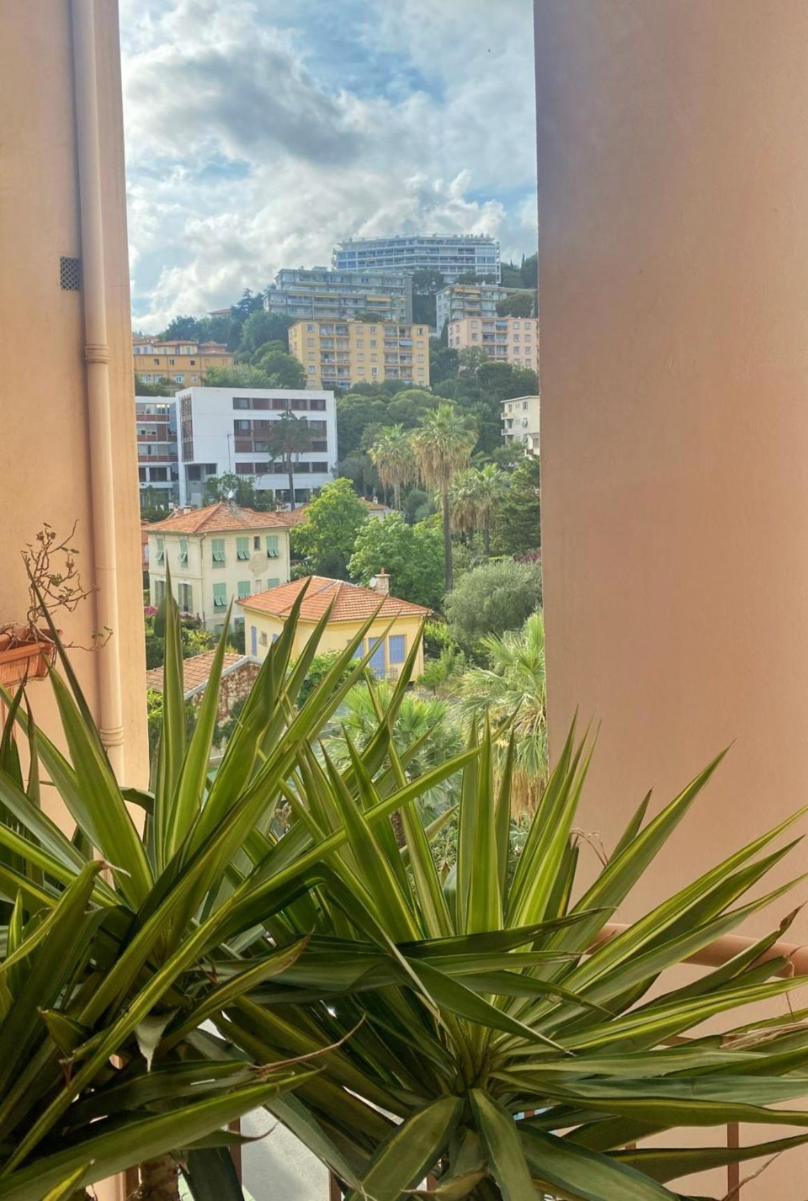 Promenade: Spacious Air-conditioned Near Apartment *