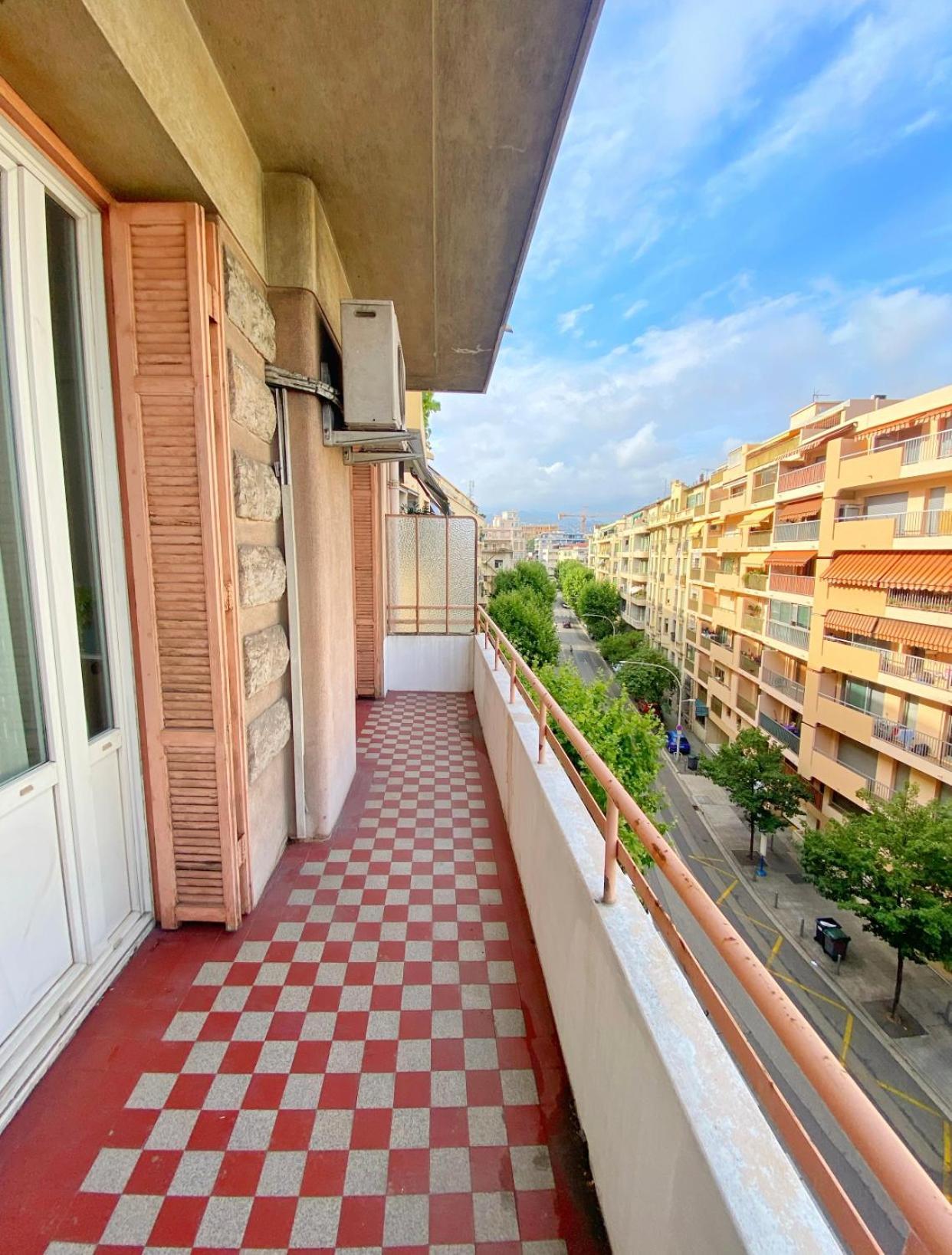 Promenade: Spacious Air-conditioned Near Apartment *