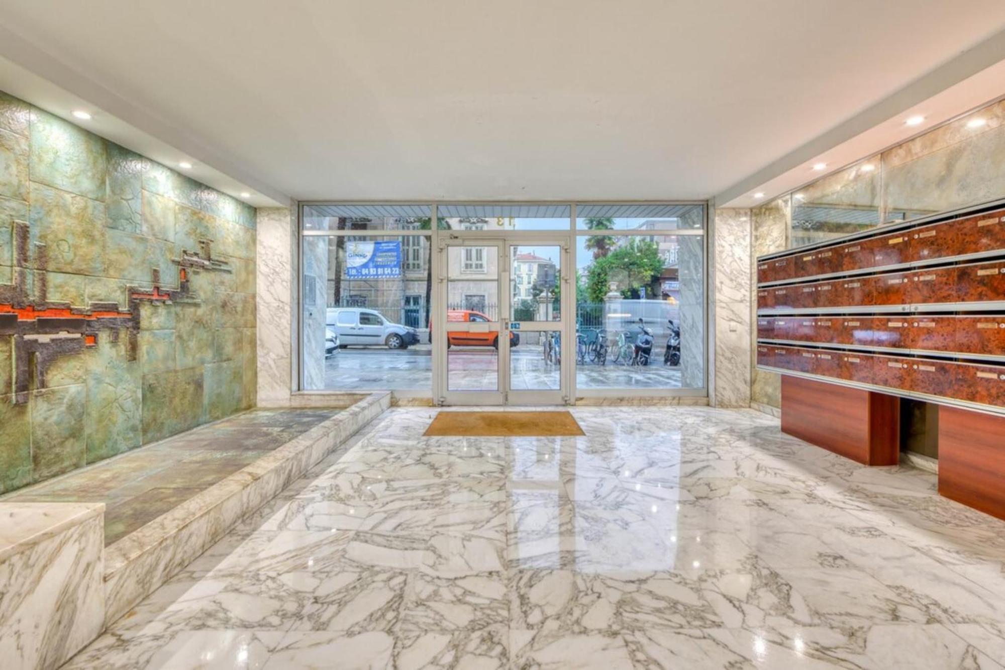 Studio Close To All Hyper Central Amenities
