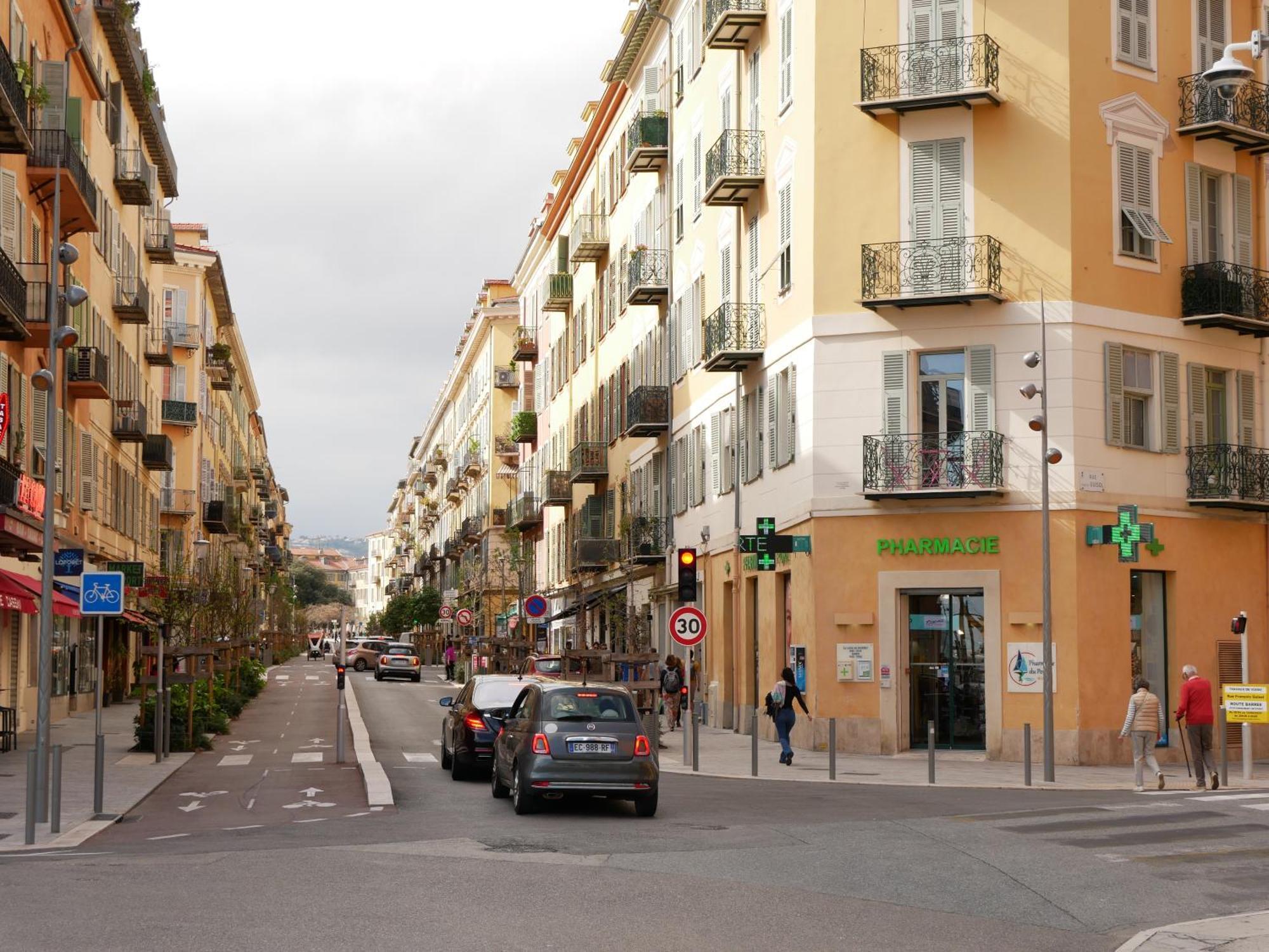 Lovely - Port De * Nice