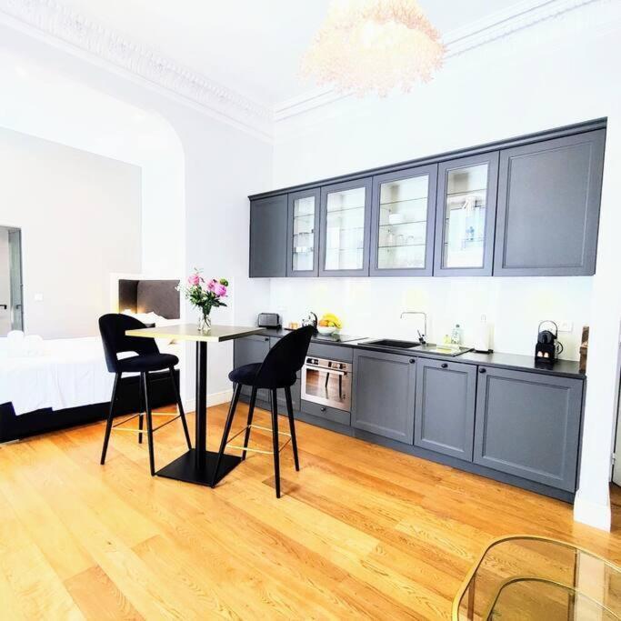 Center, Chic For 2-4, Balcony, Ac Apartment