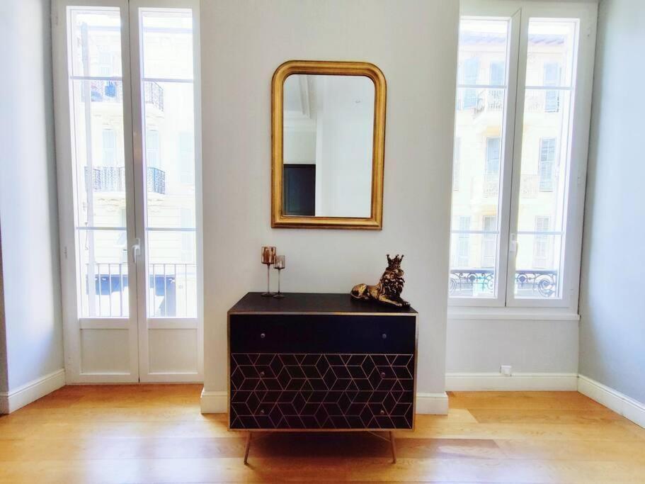 Center, Chic For 2-4, Balcony, Ac Apartment Nice
