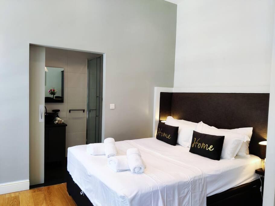 Center, Chic For 2-4, Balcony, Ac * Nice
