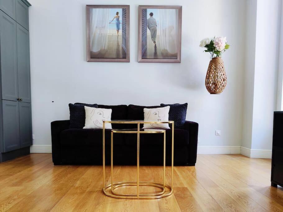 Center, Chic For 2-4, Balcony, Ac Apartment