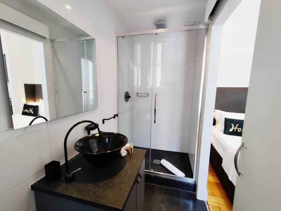 Center, Chic For 2-4, Balcony, Ac Apartment *