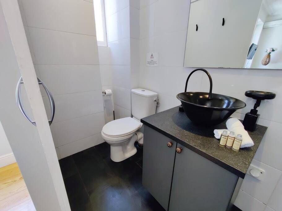 Center, Chic For 2-4, Balcony, Ac Nice